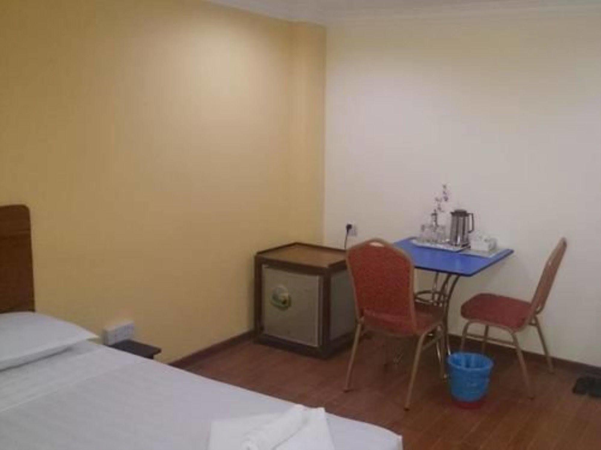 Silver Moon Hotel 仰光 外观 照片