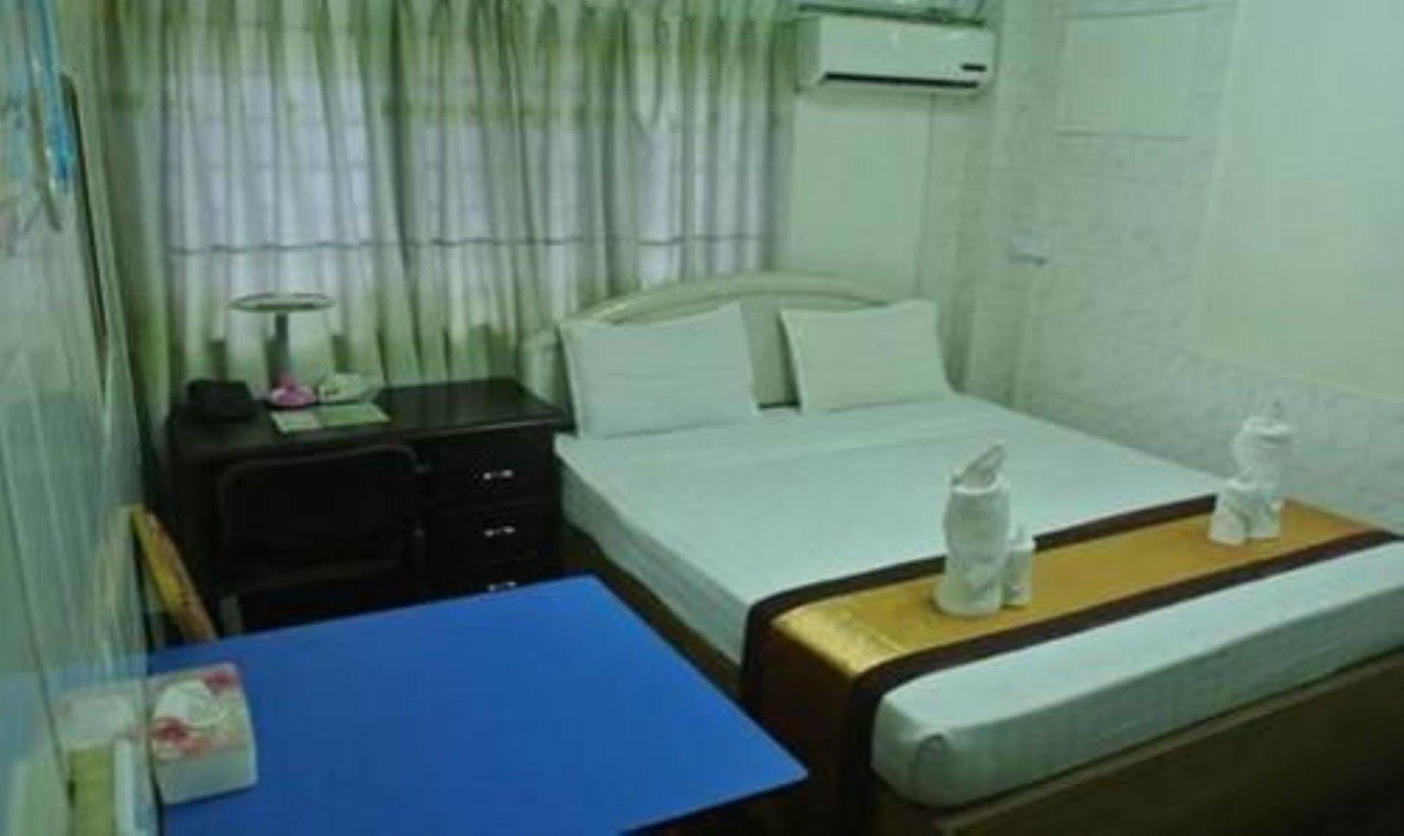 Silver Moon Hotel 仰光 外观 照片