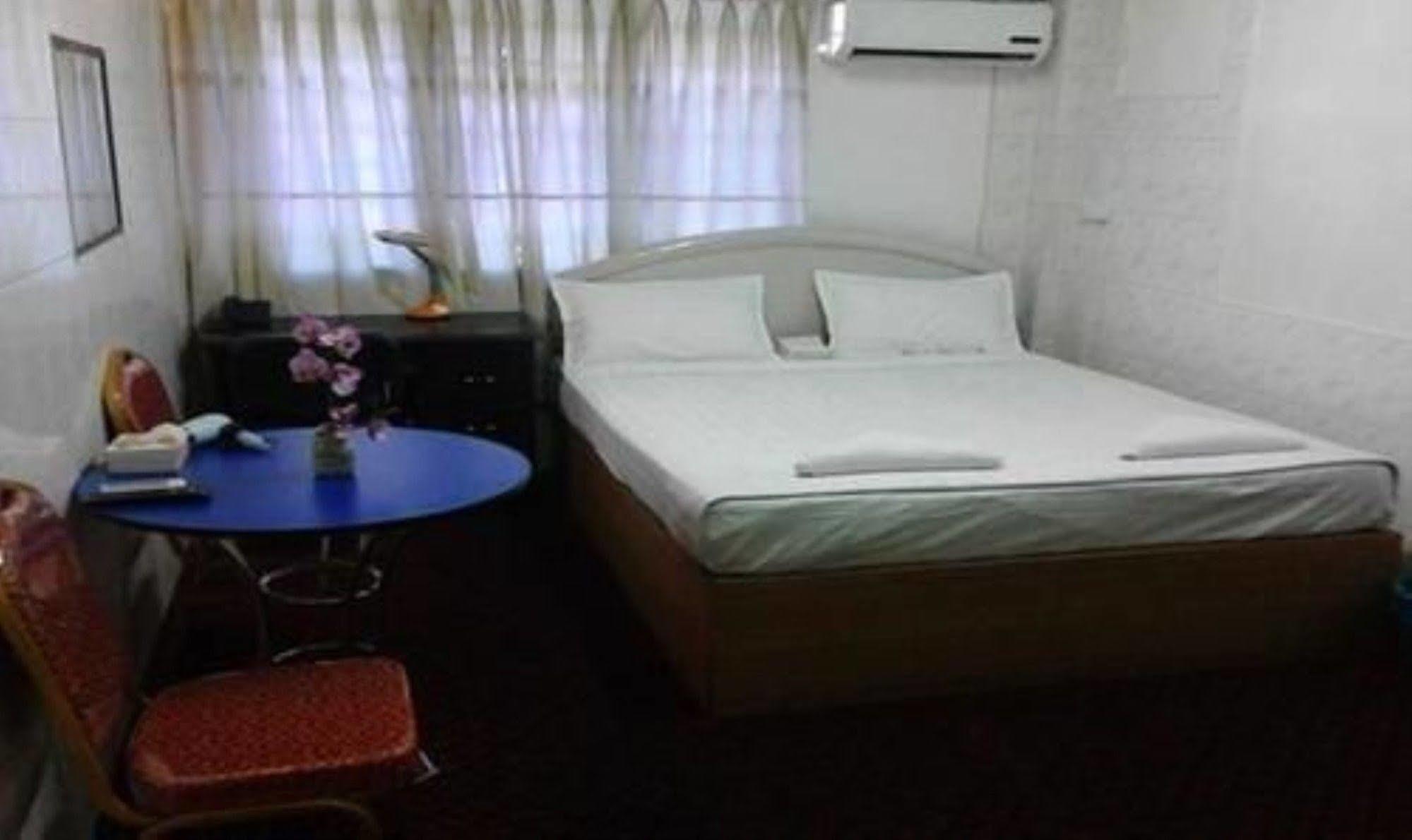 Silver Moon Hotel 仰光 外观 照片