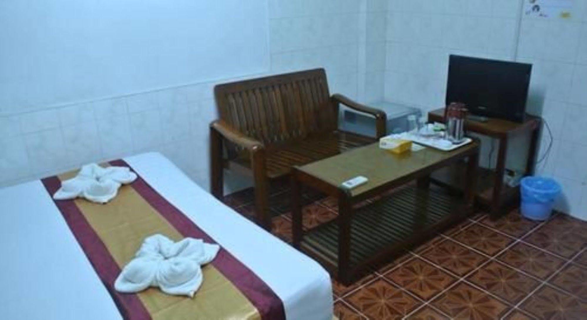 Silver Moon Hotel 仰光 外观 照片